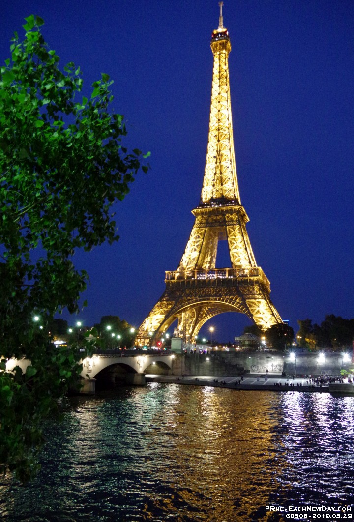 60508CrLeRo - Viewing the Eiffel Tower from the Trocadéro - Paris, France